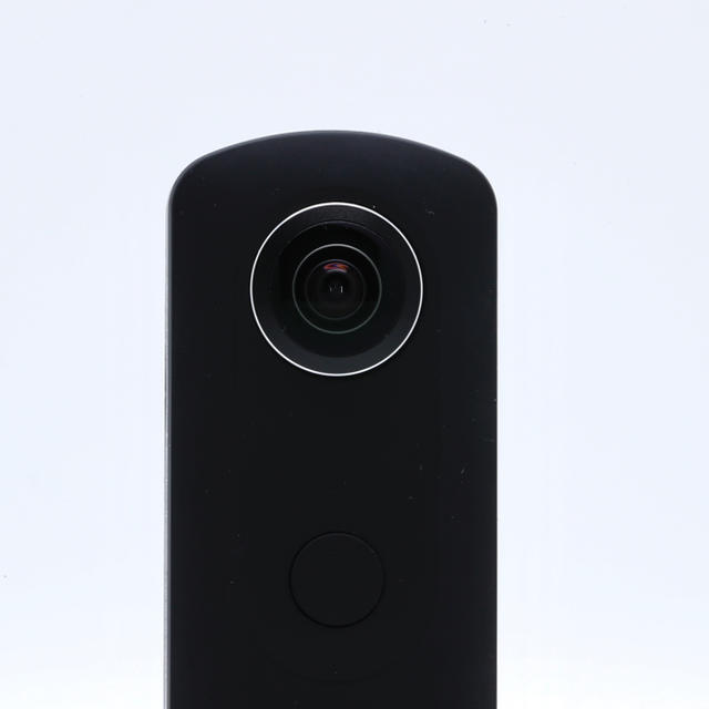 RICOH(リコー)の【良品】360度撮影 RICOH THETA S リコー シータ S （送料込） スマホ/家電/カメラのカメラ(コンパクトデジタルカメラ)の商品写真