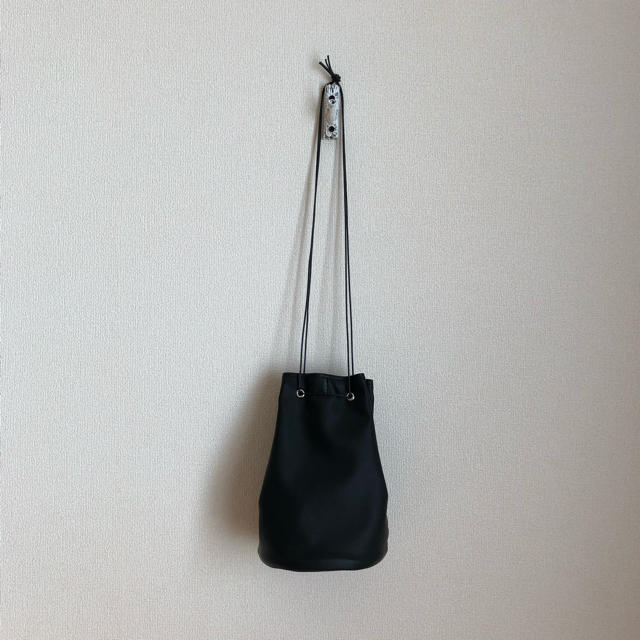 フェイクレザーの巾着バッグ　　マットなブラック ハンドメイドのファッション小物(バッグ)の商品写真