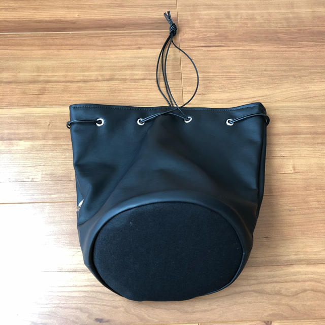 フェイクレザーの巾着バッグ　　マットなブラック ハンドメイドのファッション小物(バッグ)の商品写真