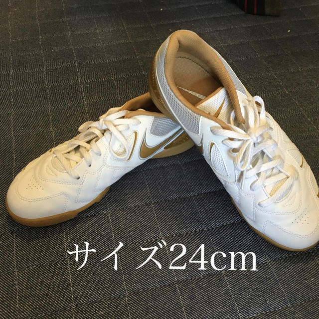 NIKE(ナイキ)の【mari様専用ナイキ　室内用シューズ　白＋ベージュ　サイズ24cm ほぼ未使用 スポーツ/アウトドアのサッカー/フットサル(シューズ)の商品写真