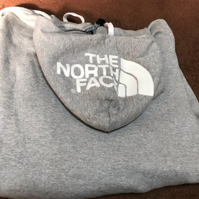 THE NORTH FACE(ザノースフェイス)のノースフェイス　パーカー　L ロゴ　グレー　ゆったり メンズのトップス(パーカー)の商品写真