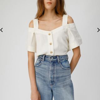 マウジー(moussy)のMOUSSY  CRAPE OFF SHOULDER トップス　アイボリー(カットソー(半袖/袖なし))