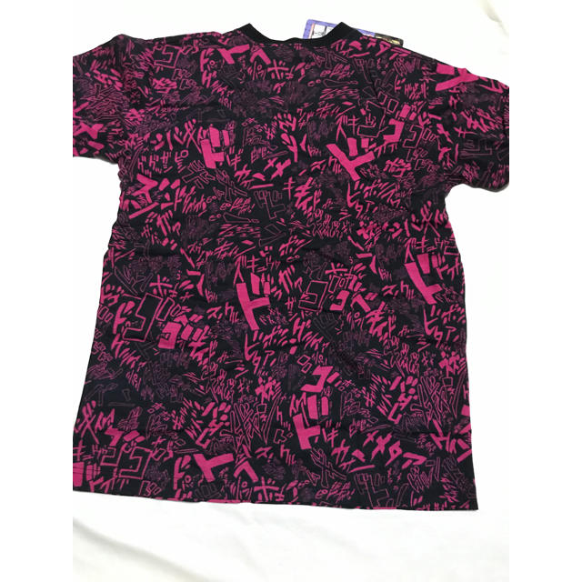 BANDAI(バンダイ)のジョジョの奇妙な冒険 擬音語 ピンク色 Tシャツ Mサイズ メンズのトップス(Tシャツ/カットソー(半袖/袖なし))の商品写真
