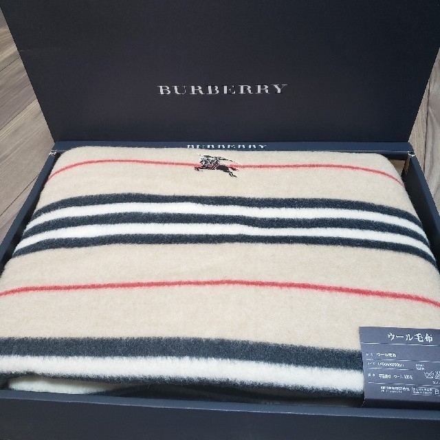 BURBERRY(バーバリー)のhitsuzi1102様専用　BURBERRY　毛布　ベージュ・紺色２枚セット インテリア/住まい/日用品の寝具(毛布)の商品写真