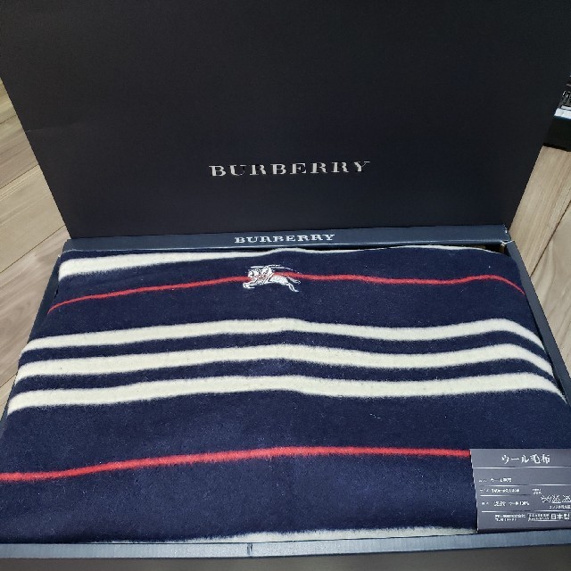 BURBERRY(バーバリー)のhitsuzi1102様専用　BURBERRY　毛布　ベージュ・紺色２枚セット インテリア/住まい/日用品の寝具(毛布)の商品写真