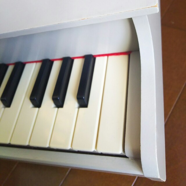 KAWAI★カワイミニピアノ P-32 白アイボリー USED キッズ/ベビー/マタニティのおもちゃ(楽器のおもちゃ)の商品写真