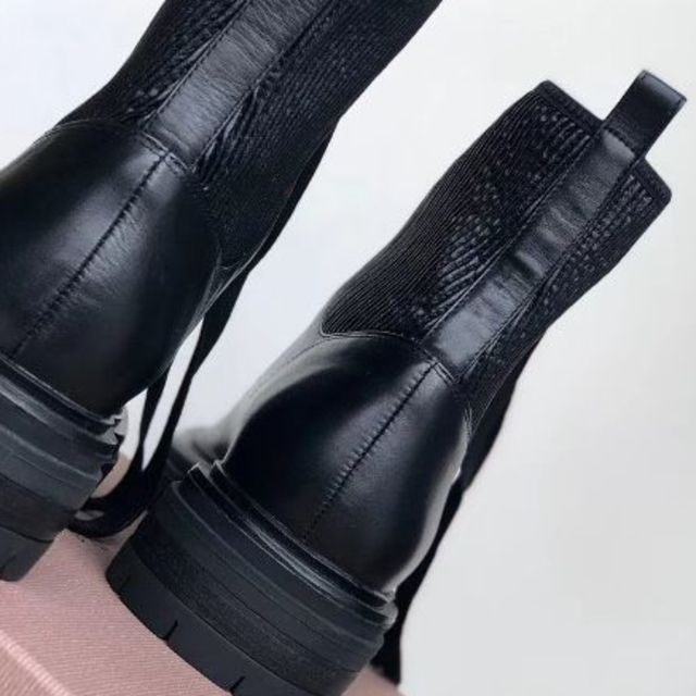 Gianvito Rossi(ジャンヴィットロッシ)のGIANVITO ROSSI ブーツ　VERY 申真衣着用　入手困難37 新品 レディースの靴/シューズ(ブーツ)の商品写真