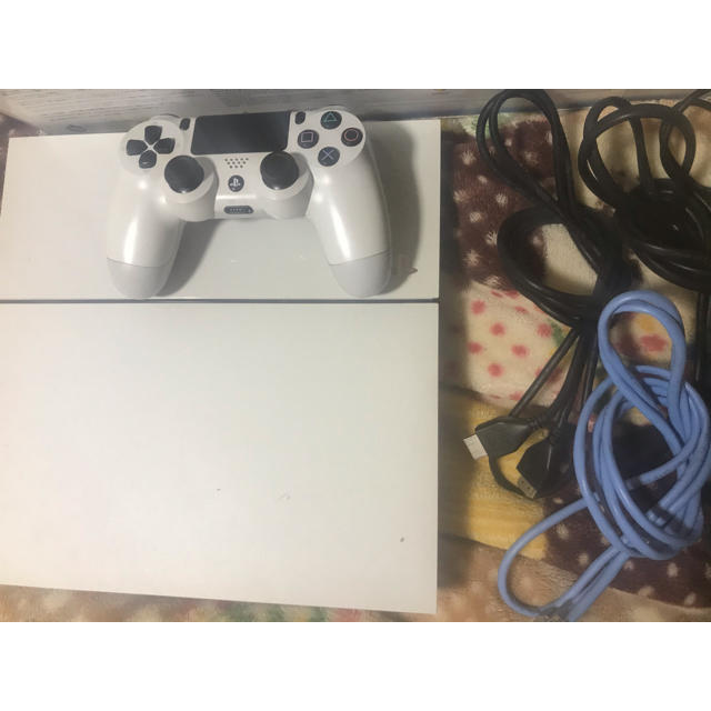 PlayStation4(プレイステーション4)のPS4本体500G＋ソフト3本　縦置きスタンド付き エンタメ/ホビーのゲームソフト/ゲーム機本体(家庭用ゲーム機本体)の商品写真
