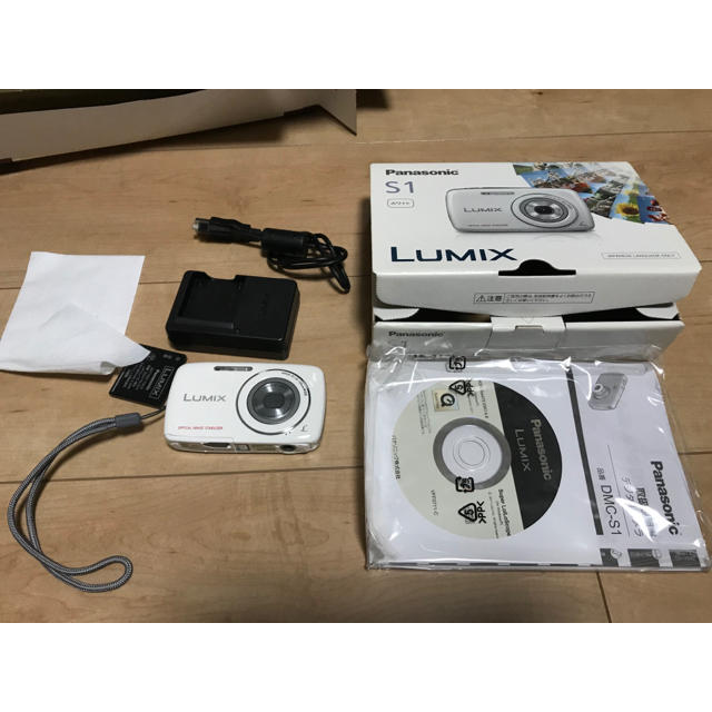 Panasonic(パナソニック)のPanasonic LUMIX S DMC-S1-W スマホ/家電/カメラのカメラ(コンパクトデジタルカメラ)の商品写真