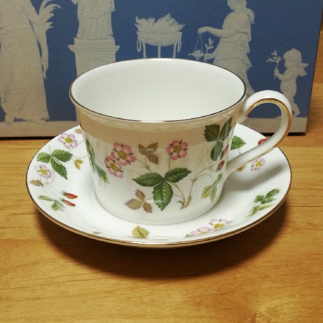 WEDGWOOD(ウェッジウッド)の専用　新品　ウェッジウッド　カップ&ソーサー2客 インテリア/住まい/日用品のキッチン/食器(食器)の商品写真