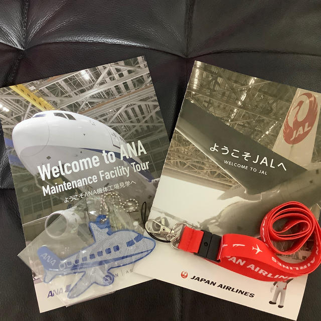 JAL(日本航空)(ジャル(ニホンコウクウ))のJAL ANA 非売品 キーホルダーと、ネックストラップ エンタメ/ホビーのテーブルゲーム/ホビー(航空機)の商品写真