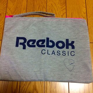 リーボック(Reebok)のスウェット調ジャンボポーチ(クラッチバッグ)