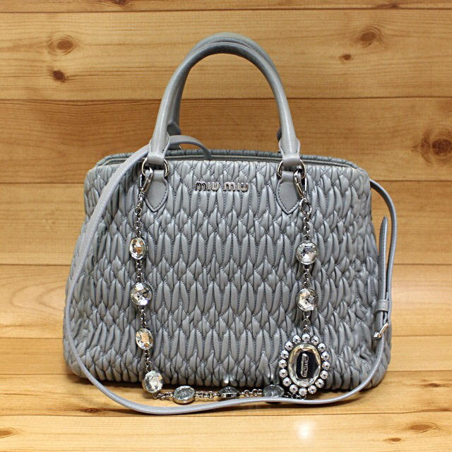 バッグmiumiu ナッパ マテラッセ クリスタル - ハンドバッグ バッグmiumiu ナッパ マテラッセ クリスタル - ハンドバッグ
