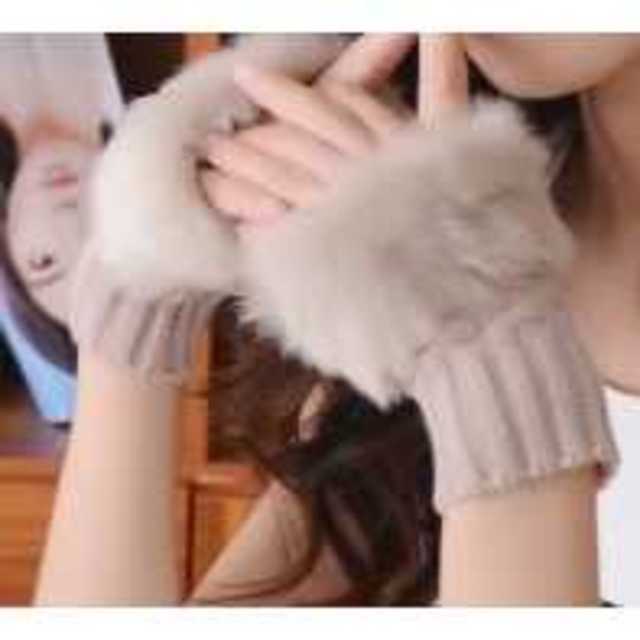 手袋 グローブ 指なし ファー ふわふわ 暖かい かわいい おしゃれ ベージュ レディースのファッション小物(手袋)の商品写真