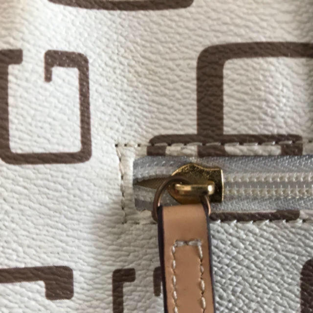 GUESS(ゲス)のGuess クラッチバッグ レディースのバッグ(クラッチバッグ)の商品写真