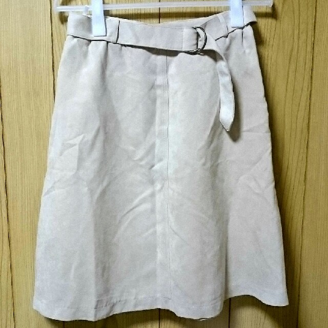 WEGO(ウィゴー)のWEGO：ベルト付スエードスカート(ベージュ)
 レディースのスカート(ひざ丈スカート)の商品写真