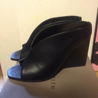 チャールズアンドキース(Charles and Keith)の35 レザーウェッジソール ブラック(ハイヒール/パンプス)