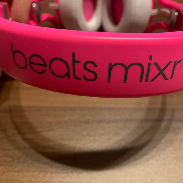 Beats by Dr Dre(ビーツバイドクタードレ)の【極美品】Beats mixr neon pink スマホ/家電/カメラのオーディオ機器(ヘッドフォン/イヤフォン)の商品写真