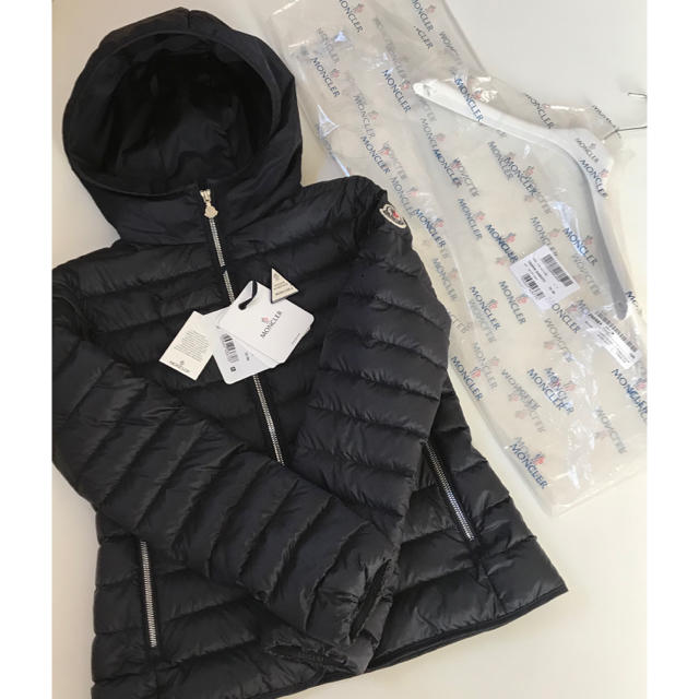 MONCLER(モンクレール)の専用  使用品 モンクレール ライトダウン 14a レディースのジャケット/アウター(ダウンジャケット)の商品写真