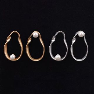 トゥデイフル(TODAYFUL)のマットシルバー　パールオーバルピアス　アシンメトリー(ピアス)