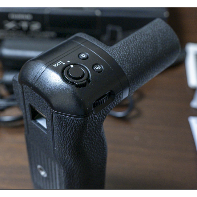 富士フイルム(フジフイルム)の富士フイルム Fujifilm VPB-XT2 X-T2用縦位置グリップ スマホ/家電/カメラのカメラ(ミラーレス一眼)の商品写真