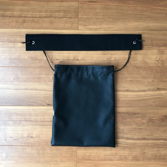 レザー×エナメル素材のショルダー巾着バッグ　　ブラック ハンドメイドのファッション小物(バッグ)の商品写真