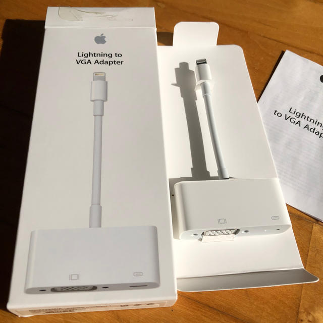 Apple(アップル)のApple Lightning to VGA アダプター スマホ/家電/カメラのPC/タブレット(PC周辺機器)の商品写真