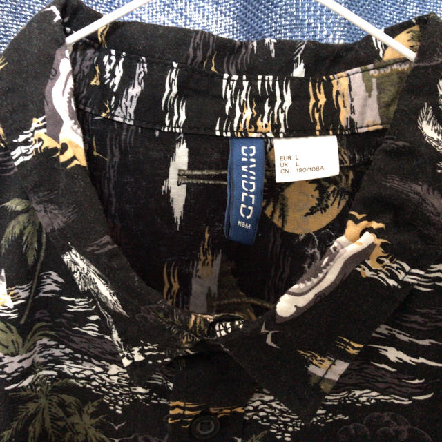 H&M(エイチアンドエム)の季節感ゼロ‼︎ H&M DIVIDED サメちゃんシャツ メンズのトップス(シャツ)の商品写真