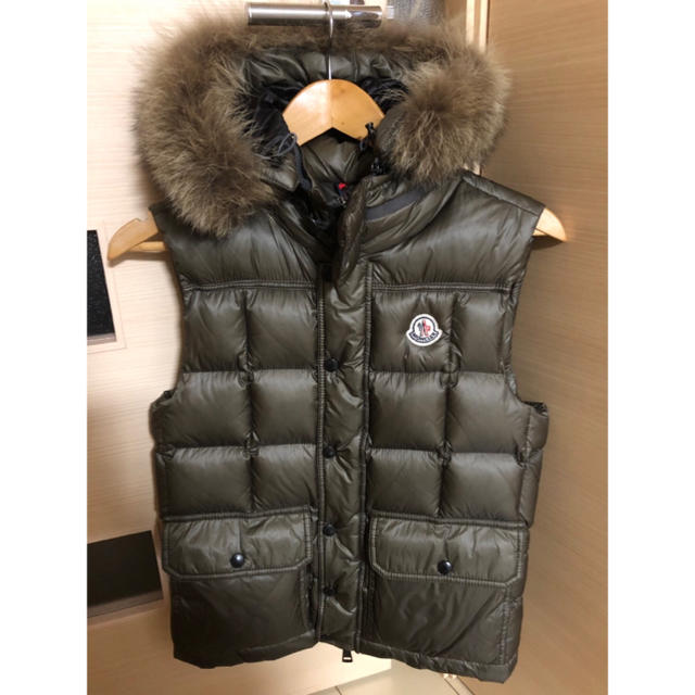 MONCLER(モンクレール)のY様専用【超美品　MONCLER】モンクレール　ファーダウンベスト メンズのジャケット/アウター(ダウンベスト)の商品写真