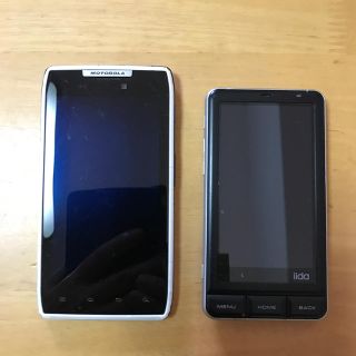 エーユー(au)のMOTOROLOとiiadスマホ2台セット(スマートフォン本体)