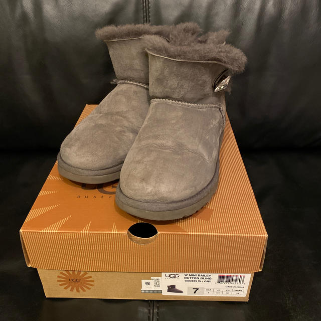 UGG(アグ)の⭐︎くろすけ様専用⭐︎ UGG ミニ　ベイリーボタン　24センチ レディースの靴/シューズ(ブーツ)の商品写真