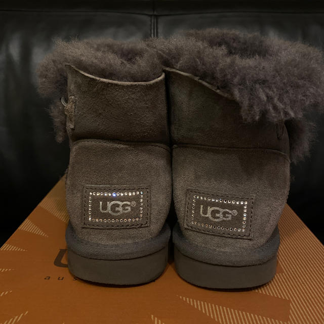 UGG(アグ)の⭐︎くろすけ様専用⭐︎ UGG ミニ　ベイリーボタン　24センチ レディースの靴/シューズ(ブーツ)の商品写真