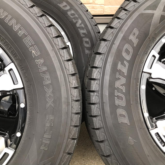 DUNLOP(ダンロップ)のプラド　ハイラックス　マーテルギア　mg  265/65R17 スタッドレス 自動車/バイクの自動車(タイヤ・ホイールセット)の商品写真