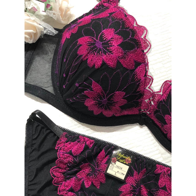 ブラジャー＆ショーツ♡E80☆濃いピンクの花柄刺繍が綺麗♡ レディースの下着/アンダーウェア(ブラ&ショーツセット)の商品写真