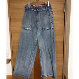 ダブルクローゼット(w closet)のwcloset デニムワイドパンツ ウォッシュブルー 裾フリンジ(デニム/ジーンズ)