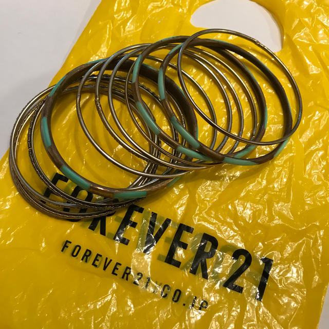 FOREVER 21(フォーエバートゥエンティーワン)の13連バングル レディースのアクセサリー(ブレスレット/バングル)の商品写真