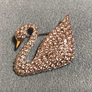 スワロフスキー(SWAROVSKI)のスワロフスキー　スワンブローチ(ブローチ/コサージュ)