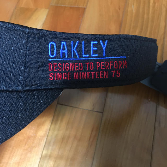 Oakley(オークリー)の『新品未使用』オークリー　サンバイザー スポーツ/アウトドアのゴルフ(その他)の商品写真