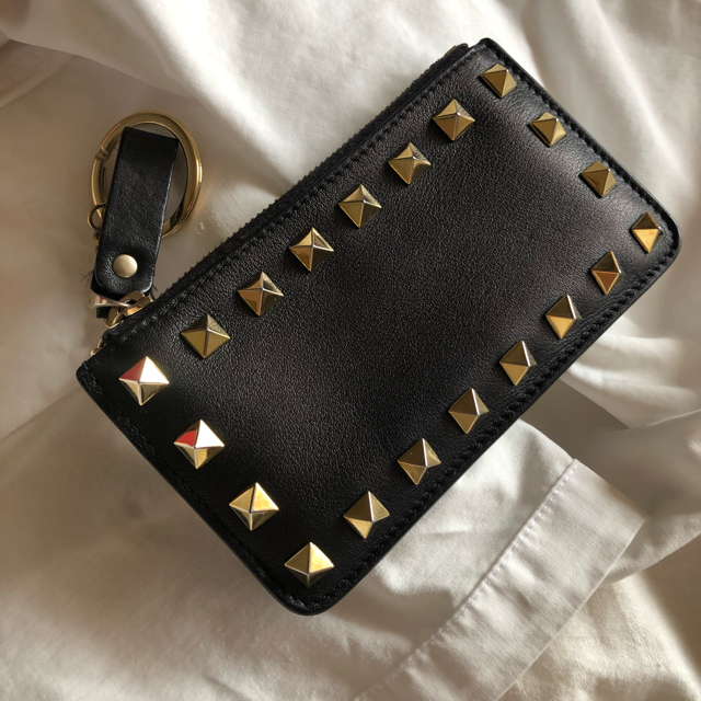 VALENTINO(ヴァレンティノ)のVALENTINO ロックスタッズコインケース レディースのファッション小物(コインケース)の商品写真