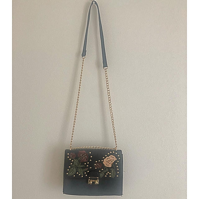ZARA(ザラ)のZARA 花柄　刺繍バッグ レディースのバッグ(ショルダーバッグ)の商品写真