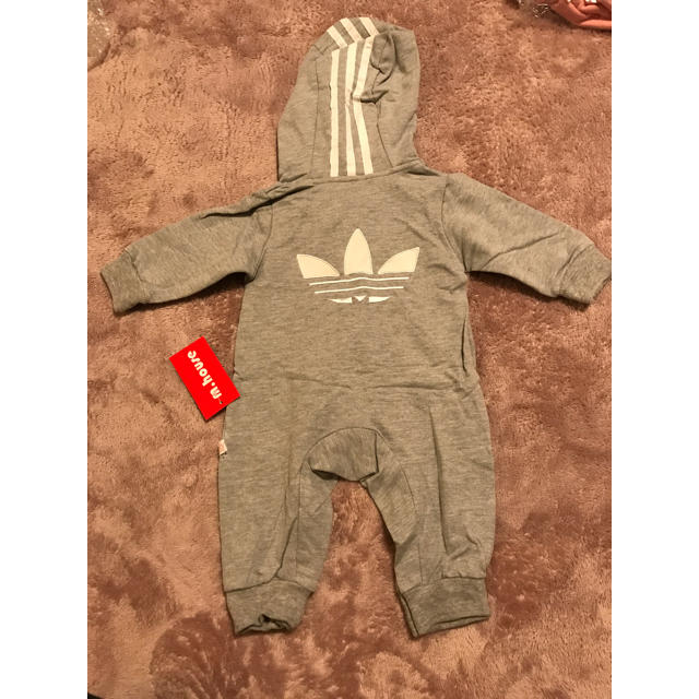 adidas(アディダス)のadidas風グレーロンパース95cm キッズ/ベビー/マタニティのキッズ服男の子用(90cm~)(Tシャツ/カットソー)の商品写真