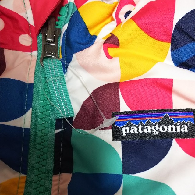 patagonia(パタゴニア)の【新品】パタゴニア ベビー リバーシブル ベスト パフボール ダウンベスト キッズ/ベビー/マタニティのベビー服(~85cm)(ジャケット/コート)の商品写真