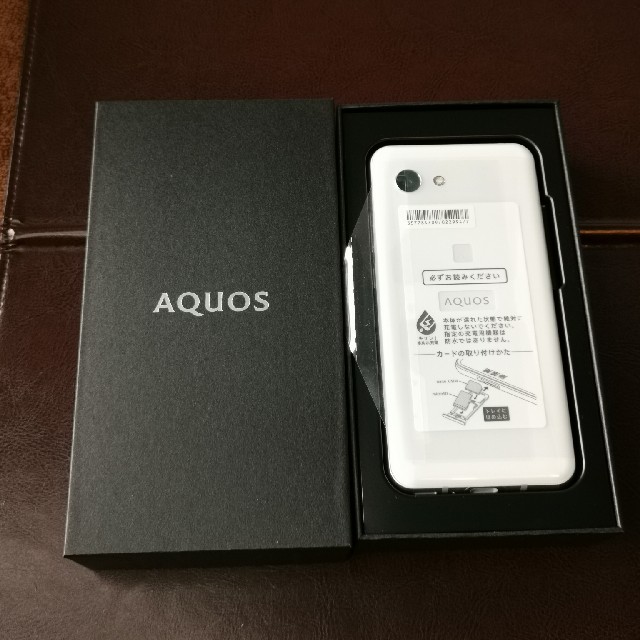AQUOS(アクオス)の【新品未使用】AQUOS R2compact ディープホワイトSIMロック解除済 スマホ/家電/カメラのスマートフォン/携帯電話(スマートフォン本体)の商品写真