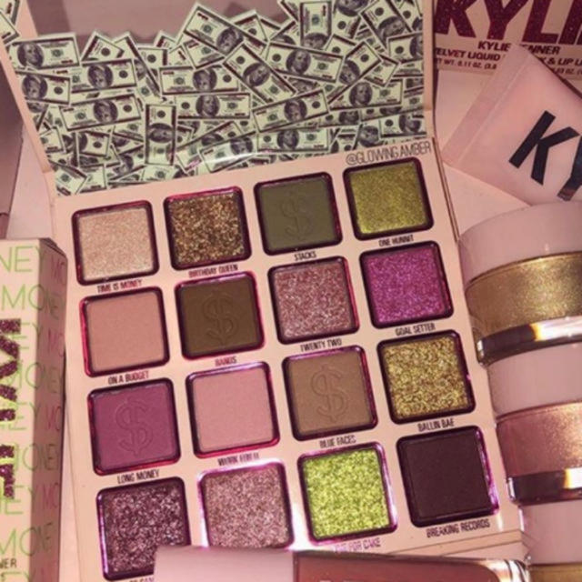 Kylie Cosmetics(カイリーコスメティックス)のKYLIE コスメ　限定♡新品 コスメ/美容のベースメイク/化粧品(アイシャドウ)の商品写真