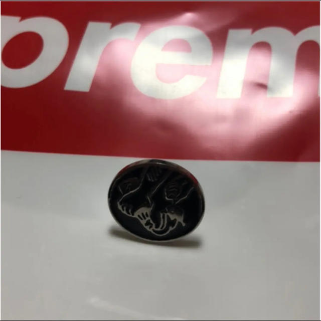 Supreme(シュプリーム)のSupreme 火炎瓶 pin エンタメ/ホビーのアニメグッズ(バッジ/ピンバッジ)の商品写真