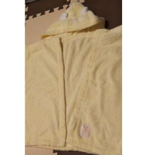 ファミリア(familiar)のfamilar Babygro フード付きポンチョ型バスタオル おくるみ 薄黄色(タオルケット)