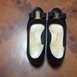 フェラガモ(Ferragamo)のフェラガモの黒のヴァラシリーズのバレエシューズ(ローファー/革靴)