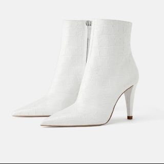 ザラ(ZARA)のZARA 型押し ホワイトブーツ(ブーツ)