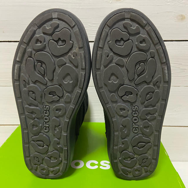 crocs(クロックス)のクロックス　ロッジポイントシンセティックスエードブーツ　黒W6 レディースの靴/シューズ(ブーツ)の商品写真