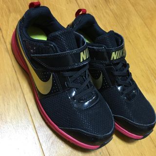 ナイキ(NIKE)の美品♡ゴールドロゴスニーカー(スニーカー)